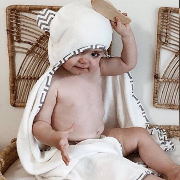 Bamboo Hooded Baby Towel Gift Set w/Lion Onesie, Toy Lion & Personalized Card - Picture 3 of 8